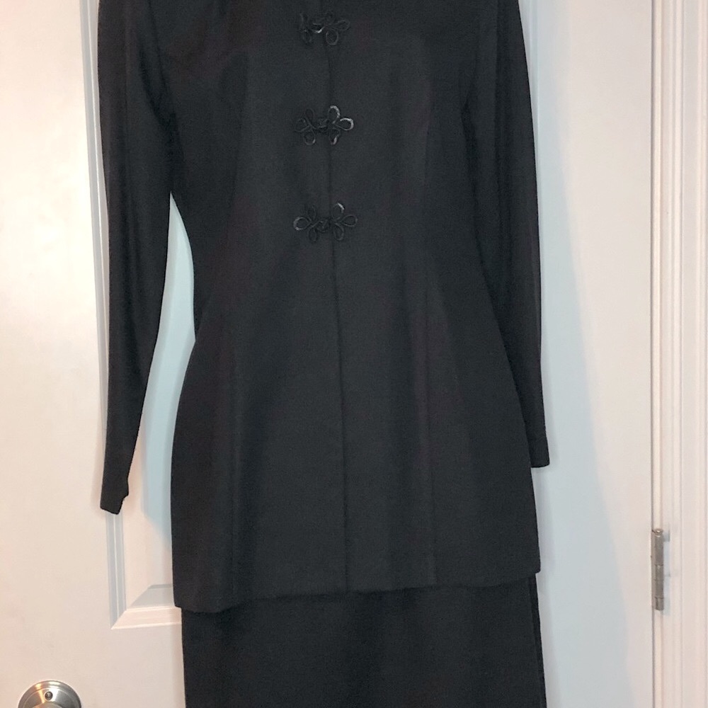 2-pc Black Suit with straight skirt Size 4 - Picture 3 of 9